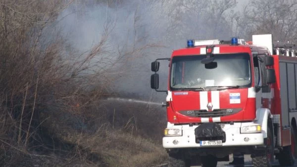 Двама пожарникари пострадаха тежко край Правец