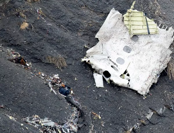 Самолет падна върху вилно селище в Киргизстан, има загинали