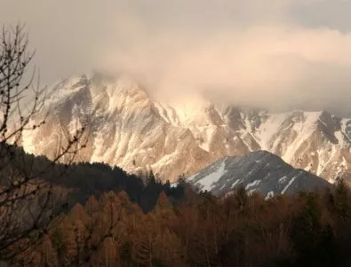 Лавина във френските Алпи затрупа поне 10 скиори