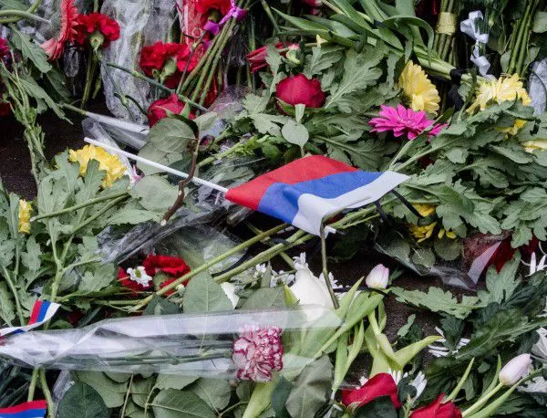 Махнаха цветята от лобното място на Немцов