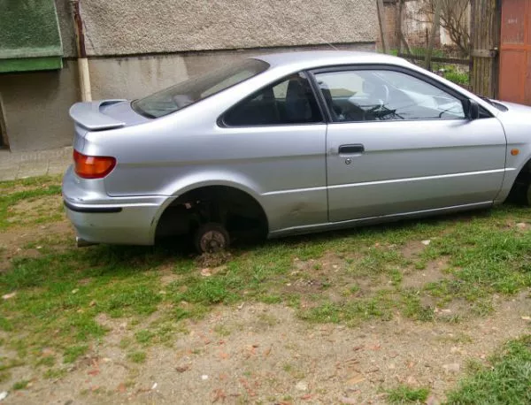 Нарязаха гумите на 28 коли в Казанлък