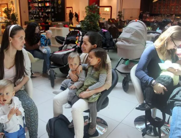 Майки кърмиха в мола в знак на протест