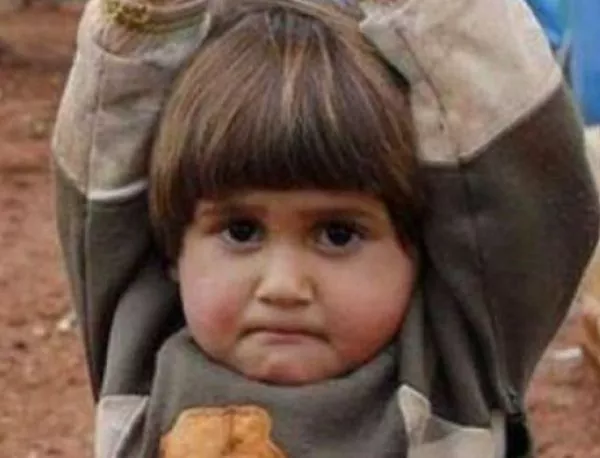 Трагедията на войната: Вижте от какво се пази това дете