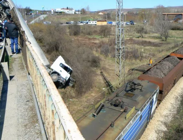 Цистерна за малко не предизвика огромна трагедия в Дупница (СНИМКИ)