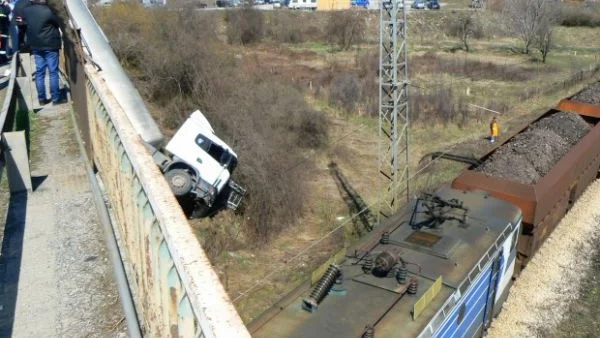 Цистерна за малко не предизвика огромна трагедия в Дупница (СНИМКИ)