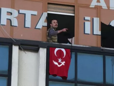Въоръжени нахлуха в офис на партията на Ердоган в Истанбул