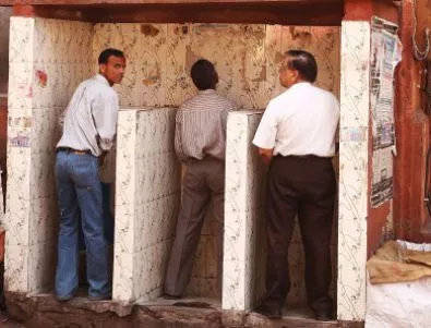 Индийското правителство в неравна борба индийците да ползват тоалетни