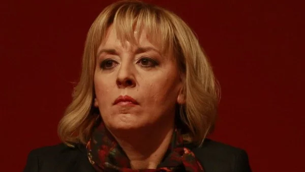 Манолова предлага създаване на национална програма за ограмотяване на ромите 