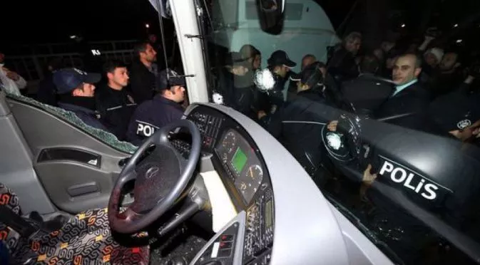 Въоръжени нападнаха автобуса на Фенербахче, има ранен