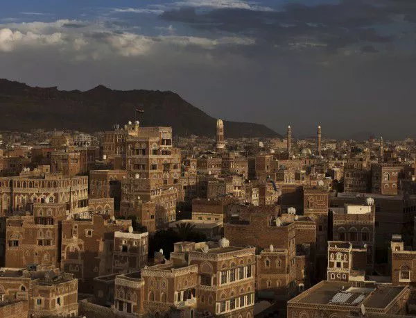 Близо 30 души в столицата на Йемен загинаха след бомбардировки
