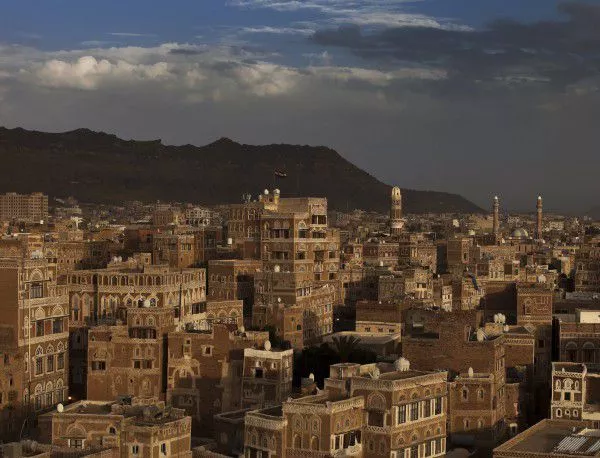 3 ракети са ударили хотела, в който се е намирал премиерът на Йемен