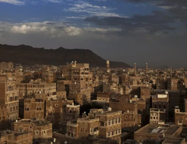 Йеменски бунтовници твърдят, че са ударили с ракета строяща се атомна централа в ОАЕ