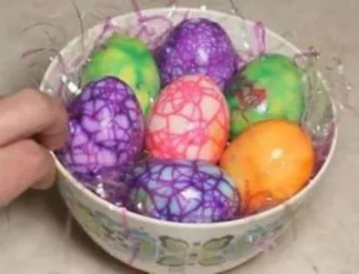Уникален начин за боядисване на яйца