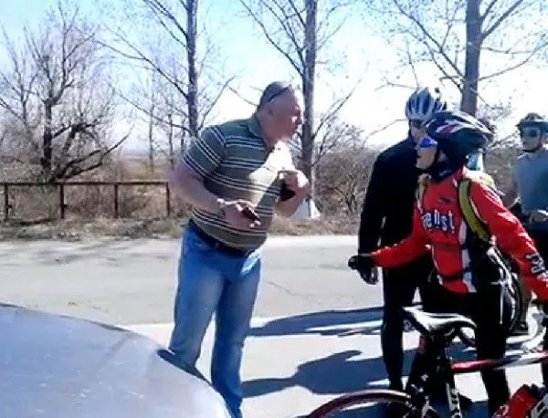 Скандално: Прокурор опитва да сгази колоездачи (Видео)