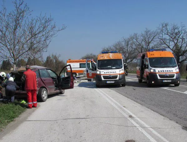 Катастрофа между лека кола и микробус край Враца