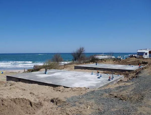 Бетонираха плажа на къмпинг "Юг", алармират от сдружението "Да запазим Корал" (СНИМКИ)