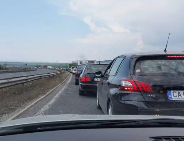 Чудовищен трафик на магистрала "Хемус", голямото прибиране към София започна