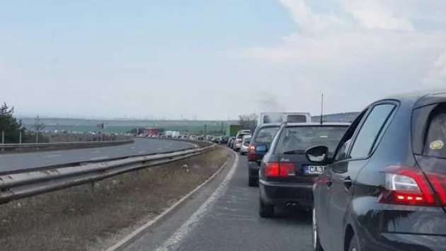 Спират движението на АМ Хемус за един час в събота