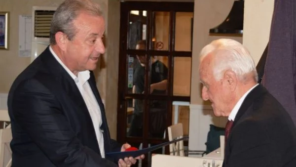 Кметът на Ловеч връчи на известния очен лекар д-р Колю Нешев почетната значка на града