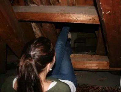 Те откриха тайна врата на тавана си. И намериха нещо неочаквано (СНИМКИ)