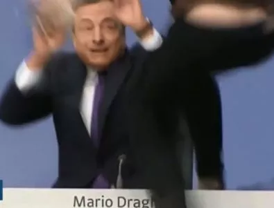 Жена нападна Марио Драги по време на конференция на ЕЦБ