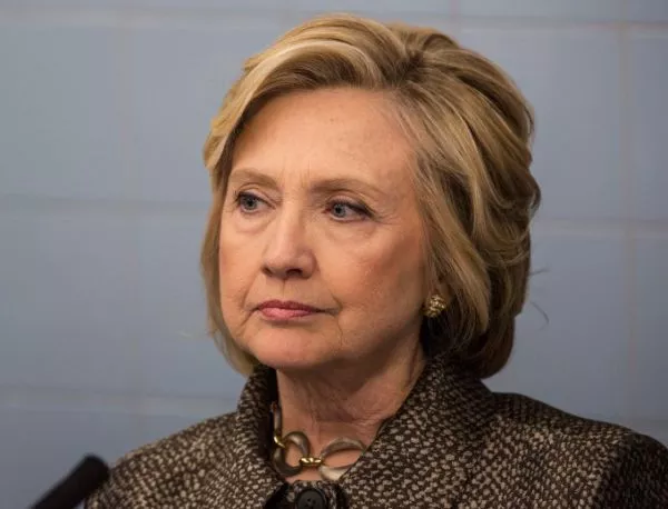 Скандалът с пощата на Хилари Клинтън срина рейтинга й