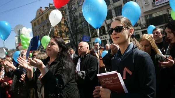 Отпадна изискването за адвокатите да докладват на ДАНС за свои клиенти