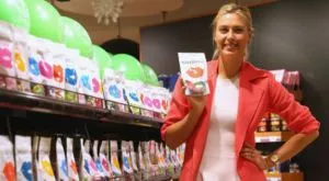 Шарапова мери сили с Агаси в приятелски мач