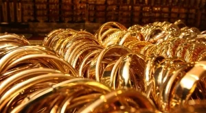 Златото ограничено под нивата от 1200 долара за тройунция
