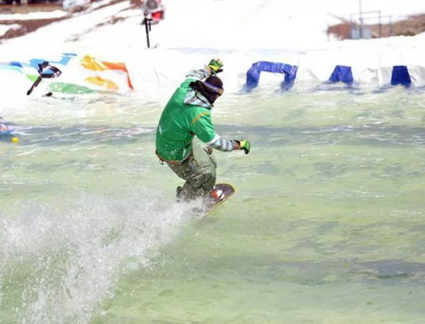 Ски сезонът в Пампорово приключва със скокове във воден басейн
