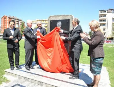 Скопие откри паметник на Гагарин, подарен от Русия