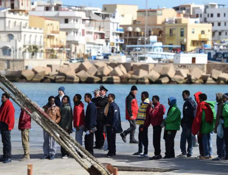 Мигранти скачат от кораб във водата в опит да достигнат Италия 