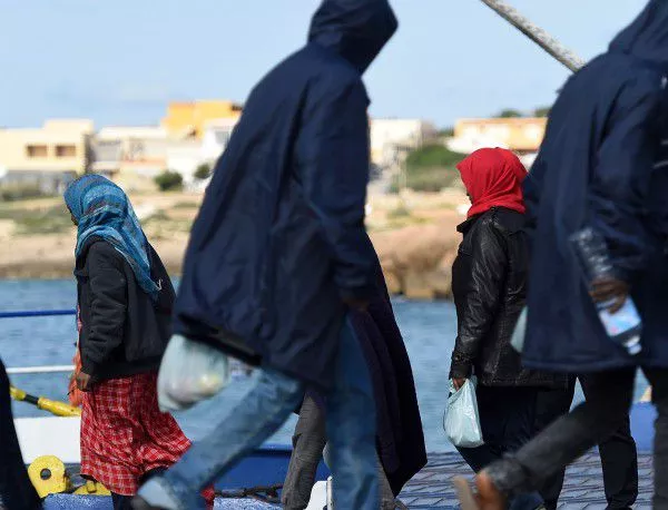 40 мигранти загинаха при корабокрушение край Италия