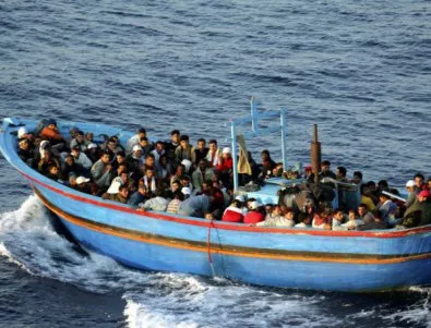 Поне 80 мигранти в неизвестност, след като лодка потъна в Средиземно море