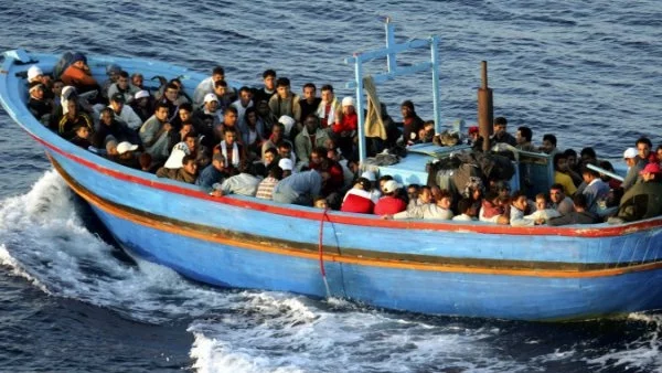 Поне 80 мигранти в неизвестност, след като лодка потъна в Средиземно море