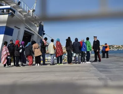 Италианският остров Лампедуза се огъва под мигрантския натиск (ВИДЕО)