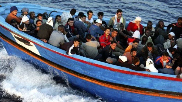Спасиха 900 емигранти в Средиземно море