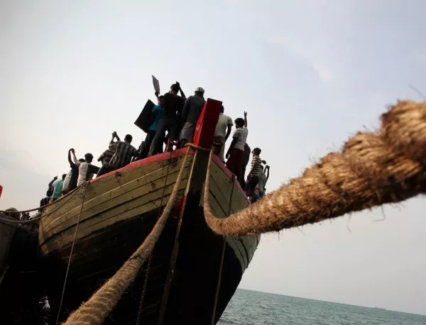 Над 200 хил. бежанци са били спасени в Средиземно море