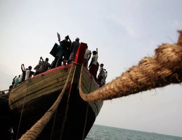 Лодка с 38 мигранти е изпратила сигнал за помощ 