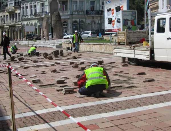 В Ловеч ремонтират пешеходната зона
