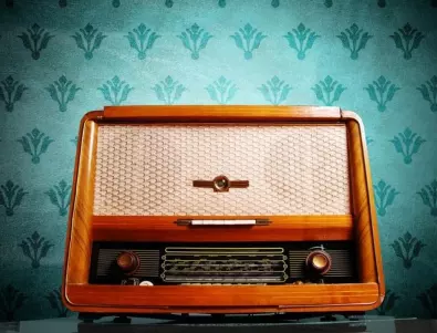 Кога започва първото радиоизлъчване в България?