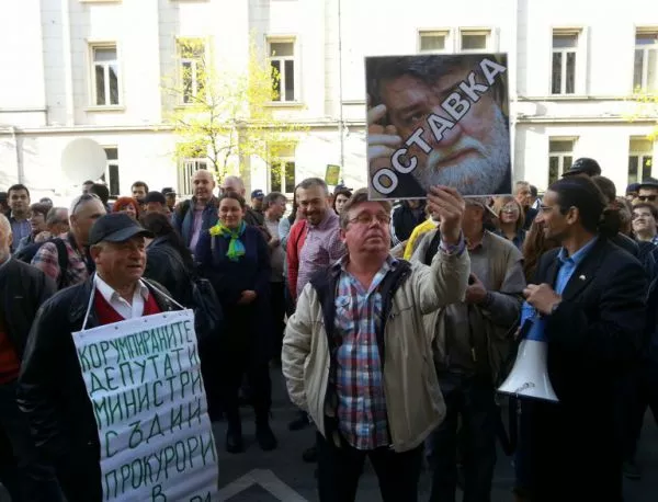 Стотици граждани поискаха оставката на Рашидов