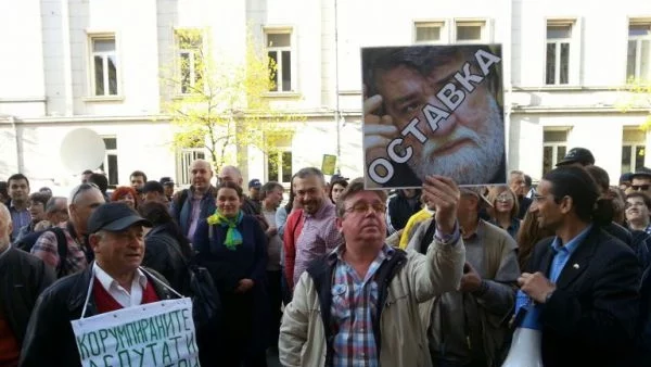 Стотици граждани поискаха оставката на Рашидов