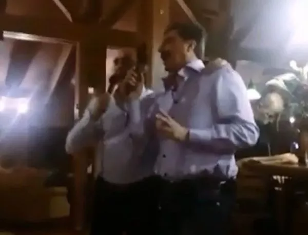 Бомбастично видео: Цветан Василев и Иван Искров пеят прегърнати!