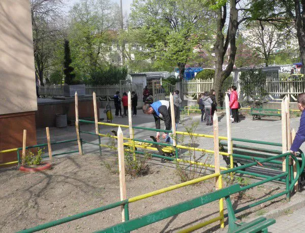 Забиха подострени колове в двор на училище в Благоевград