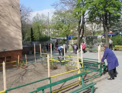 Майки сами ремонтират опасна детска площадка в Пловдив