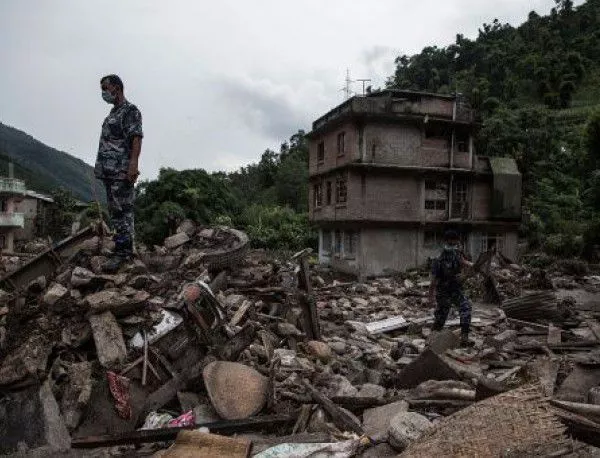 Мъж на 101 години беше изваден жив изпод руините в Непал