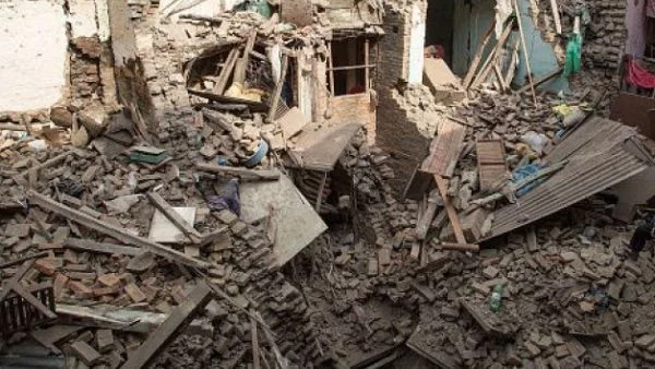 В Непал откриха бебе, оцеляло ден под развалините