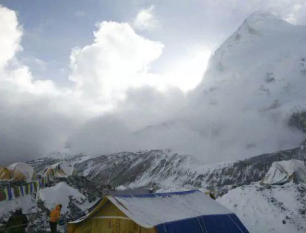 Видео: Ударът на лавината по Базовия лагер на Еверест