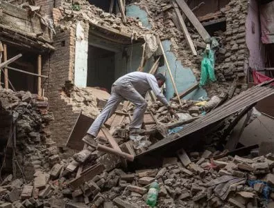 Жертвите на второто разрушително земетресение в Непал се увеличават
